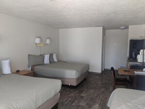 Family Room | Free WiFi, bed sheets - Little Daisy Motel (Cottonwood)