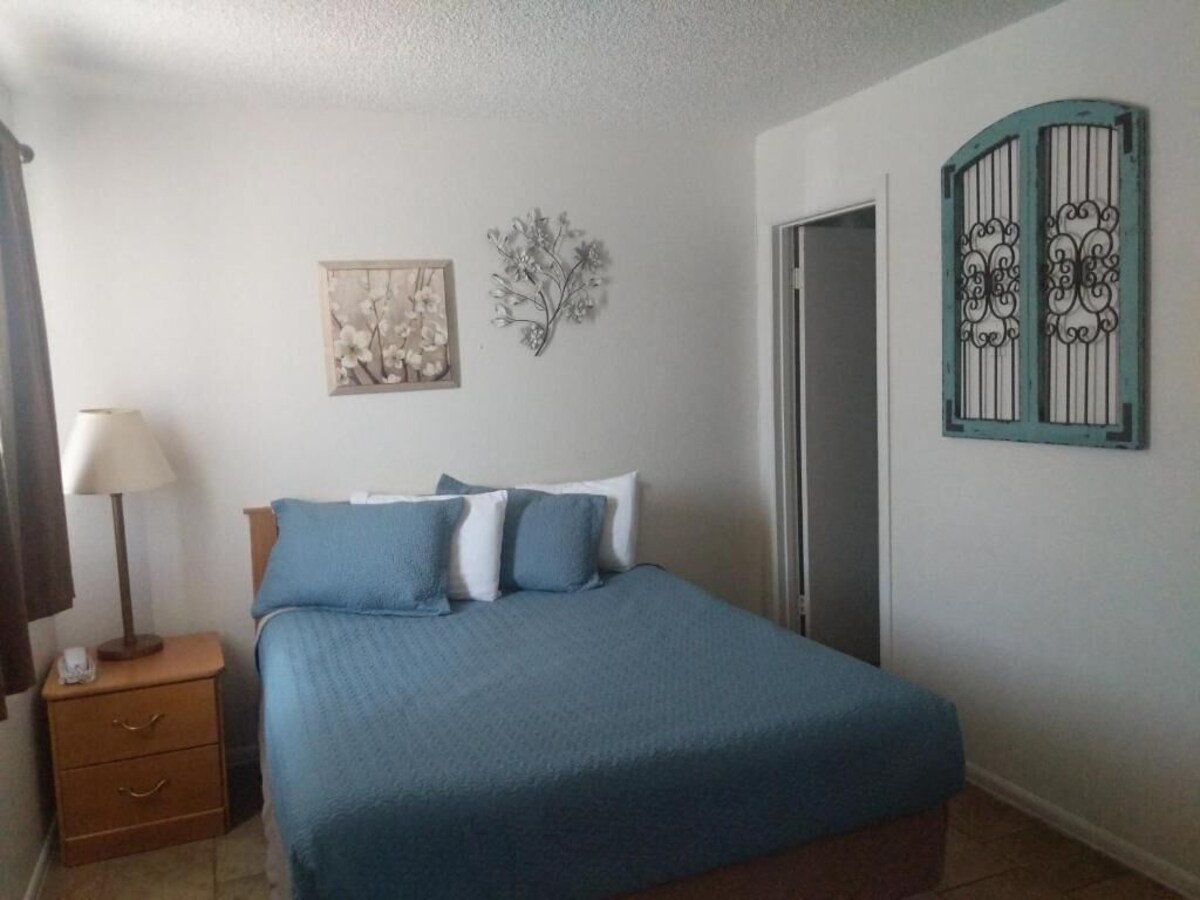 Room inside Little Daisy Motel in Cottonwood