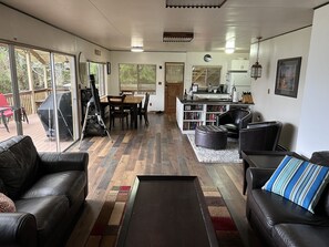 Chimenea, futbolito, mesa de ping pong, libros