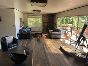 Chimenea, futbolito, tenis de mesa y libros 