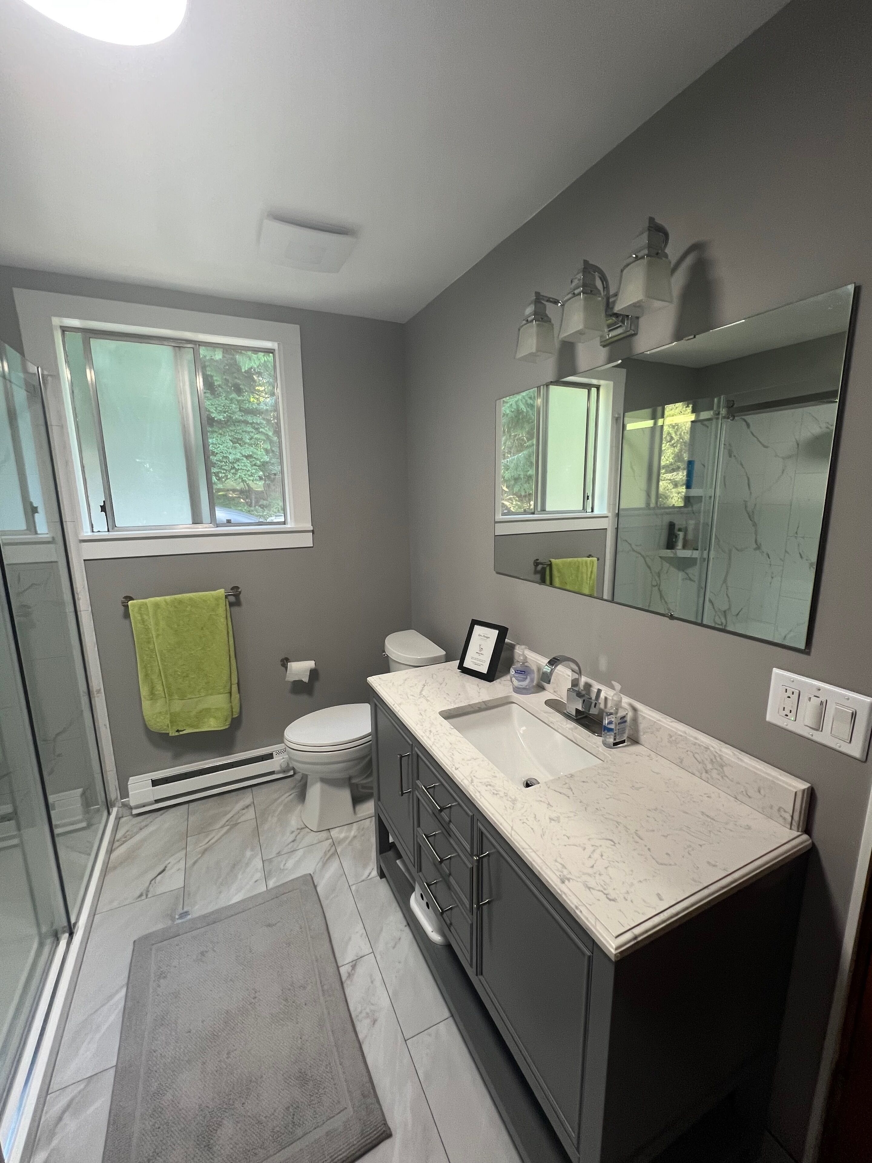 Combined shower/bathtub, hair dryer, towels, soap