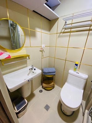 Dusj, hårføner, bidé og håndklær