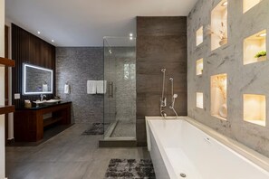 Bathtub, towels, soap, shampoo - #1 Booked Largest Estate Villa in Tulum Region, Indoor Pool, Gym, Walk to Beach (tulum)