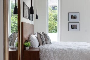 9 chambres, coffres-forts dans les chambres, bureau