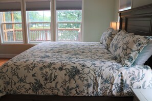 6 bedrooms, desk, iron/ironing board, free WiFi