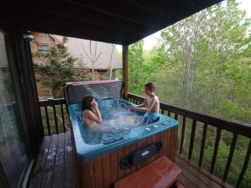 Escape to the Mountains! Private hottub, MTN views