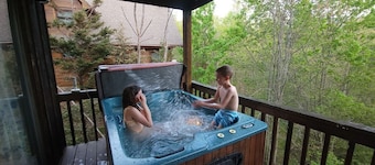 Escape to the Mountains! Private hottub, MTN views