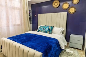 1 Schlafzimmer, Schreibtisch, schallisolierte Zimmer