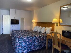 Economy Single Room, 1 King Bed | In-room safe, desk, bed sheets