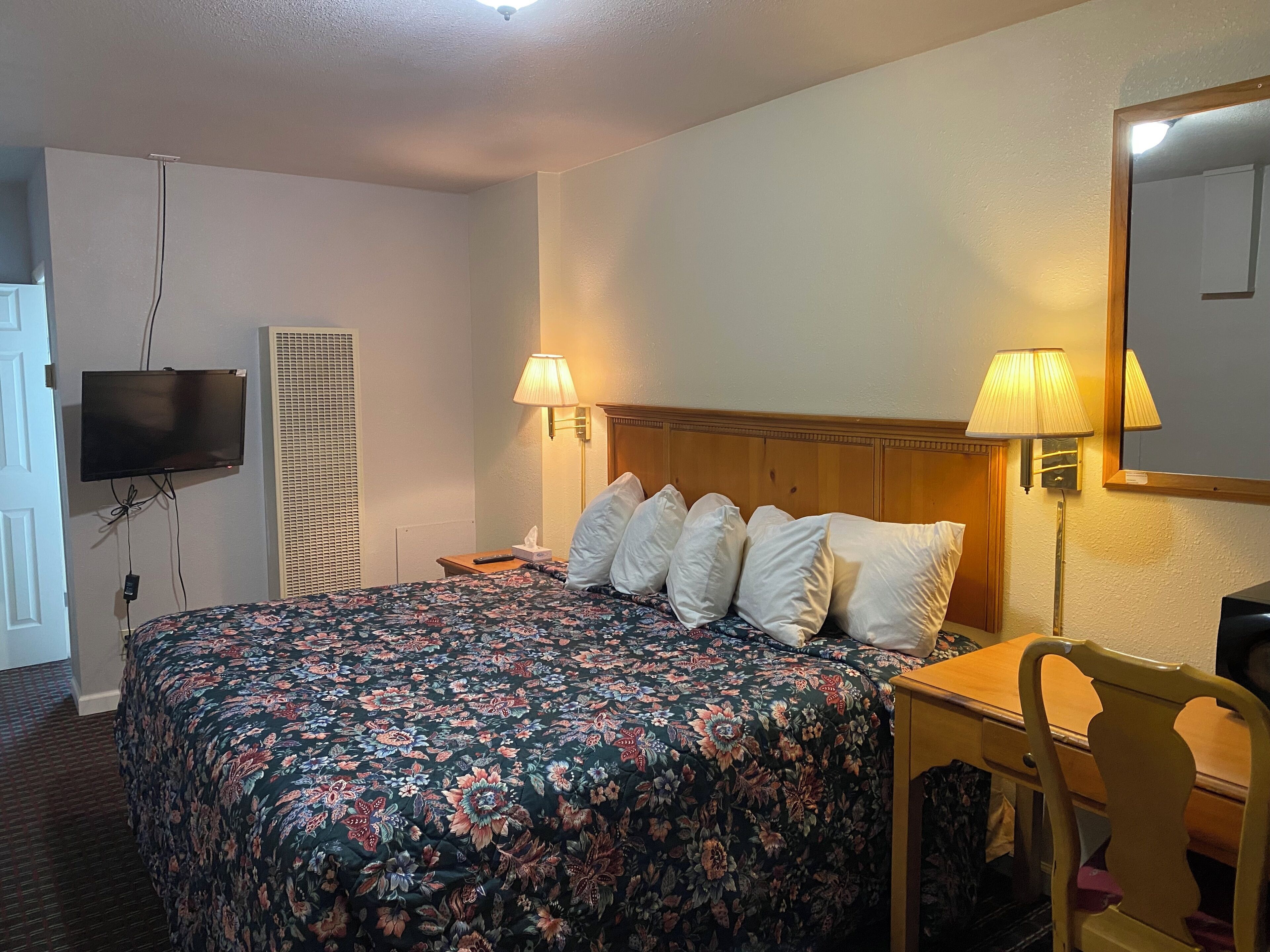 经济单人房, 1 张特大床 | 客房内保险箱、办公桌、床单