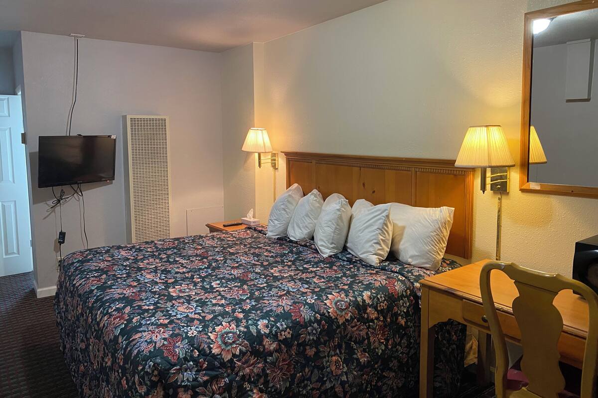 Caja de seguridad en la habitación, escritorio y ropa de cama