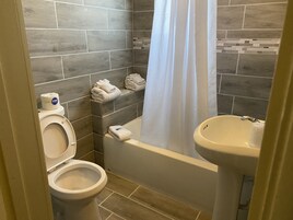 Habitación económica doble | Baño | Ducha y bañera combinadas, secador de pelo y toallas
