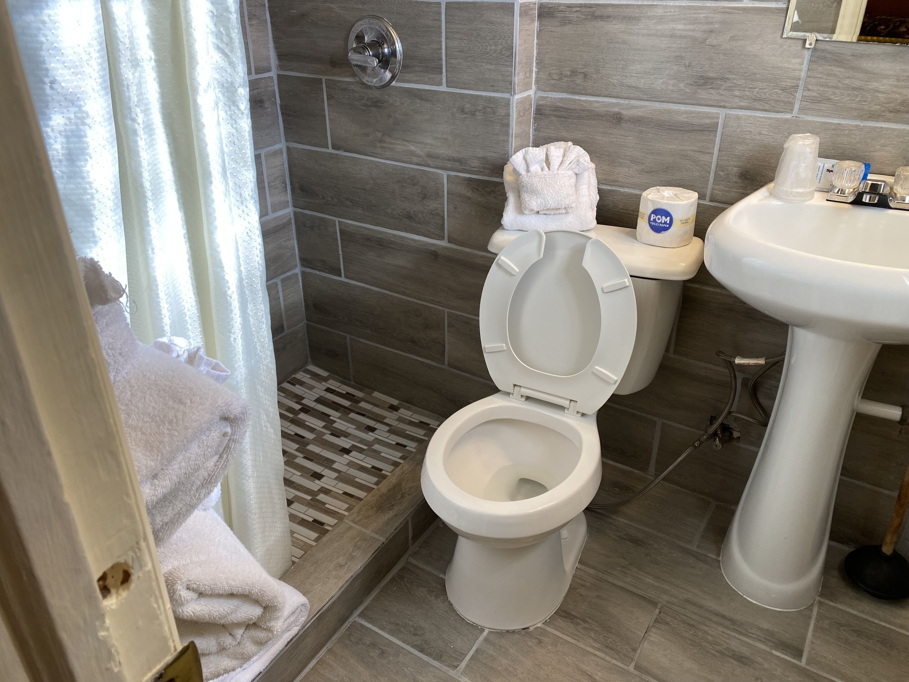 Habitación económica doble | Baño | Ducha y bañera combinadas, secador de pelo y toallas