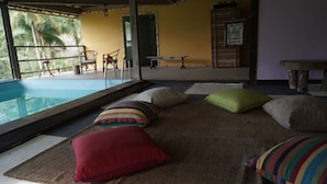 A room with a pool, a bench, and several pillows. - Fazenda Pedra Riscada (Nova Friburgo)