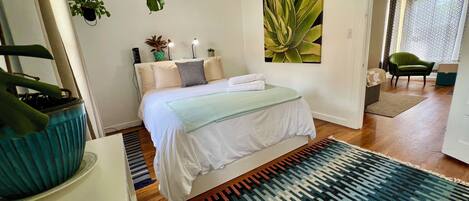 3 habitaciones, escritorio y tabla de planchar con plancha