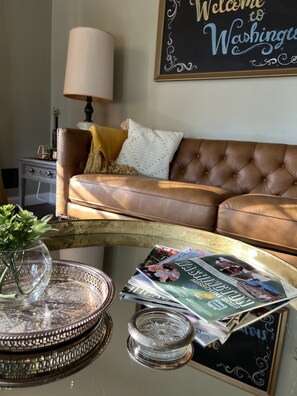 Smart TV, music library - Mid-Century Modern Home (Washington)