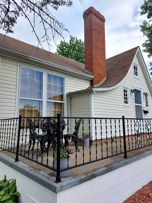 Exterior - Mid-Century Modern Home (Washington)