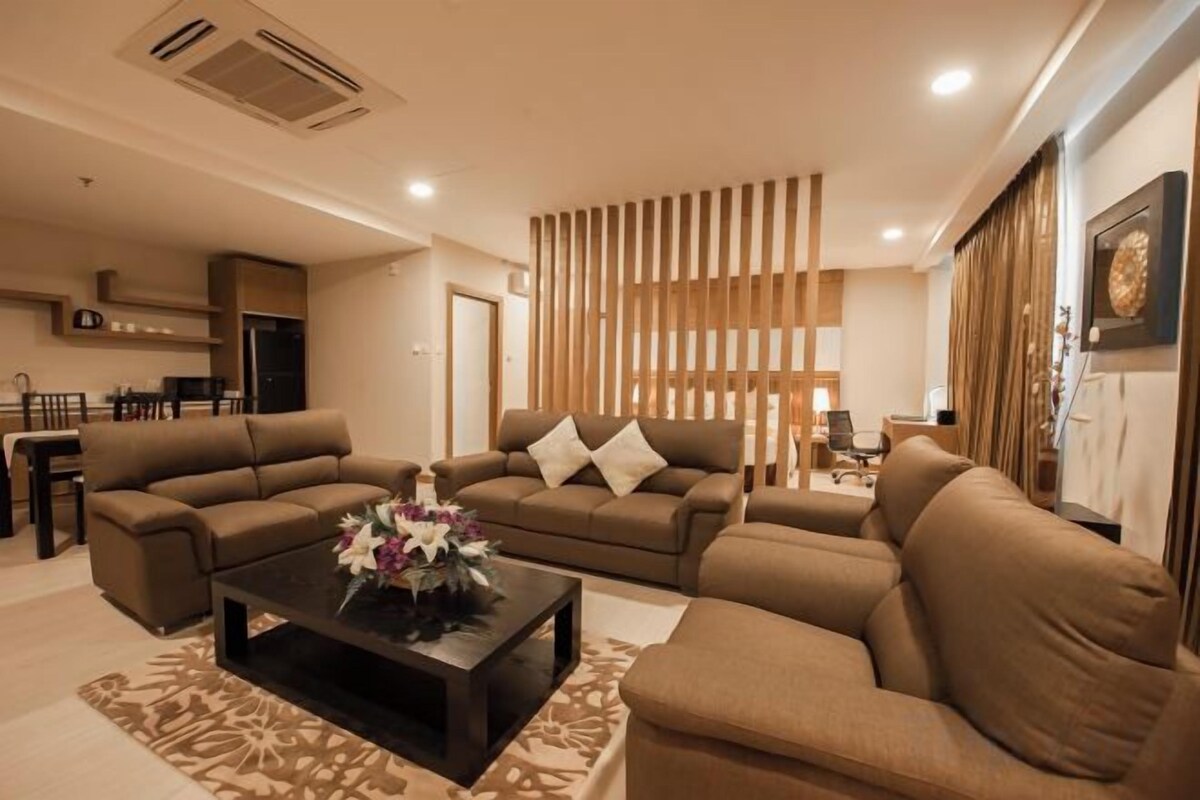 Living area | 40-inch flat-screen TV with satellite channels, TV
