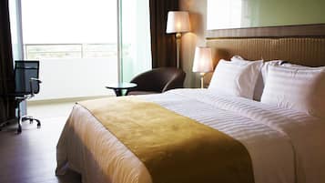 Deluxe Room, 1 King Bed, City View