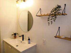 Bathtub, hair dryer, towels, soap - 5/4 pool home w/attached studio 4mi to Beaches/IMG (Bradenton)