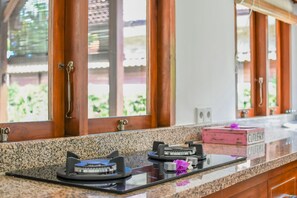 Refrigerador, placa de cocina, utensilios de cocina