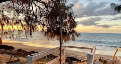 BEACHFRONT On The Esplanade - Bay Views - Spacious Ground Floor unlimitedWIFI