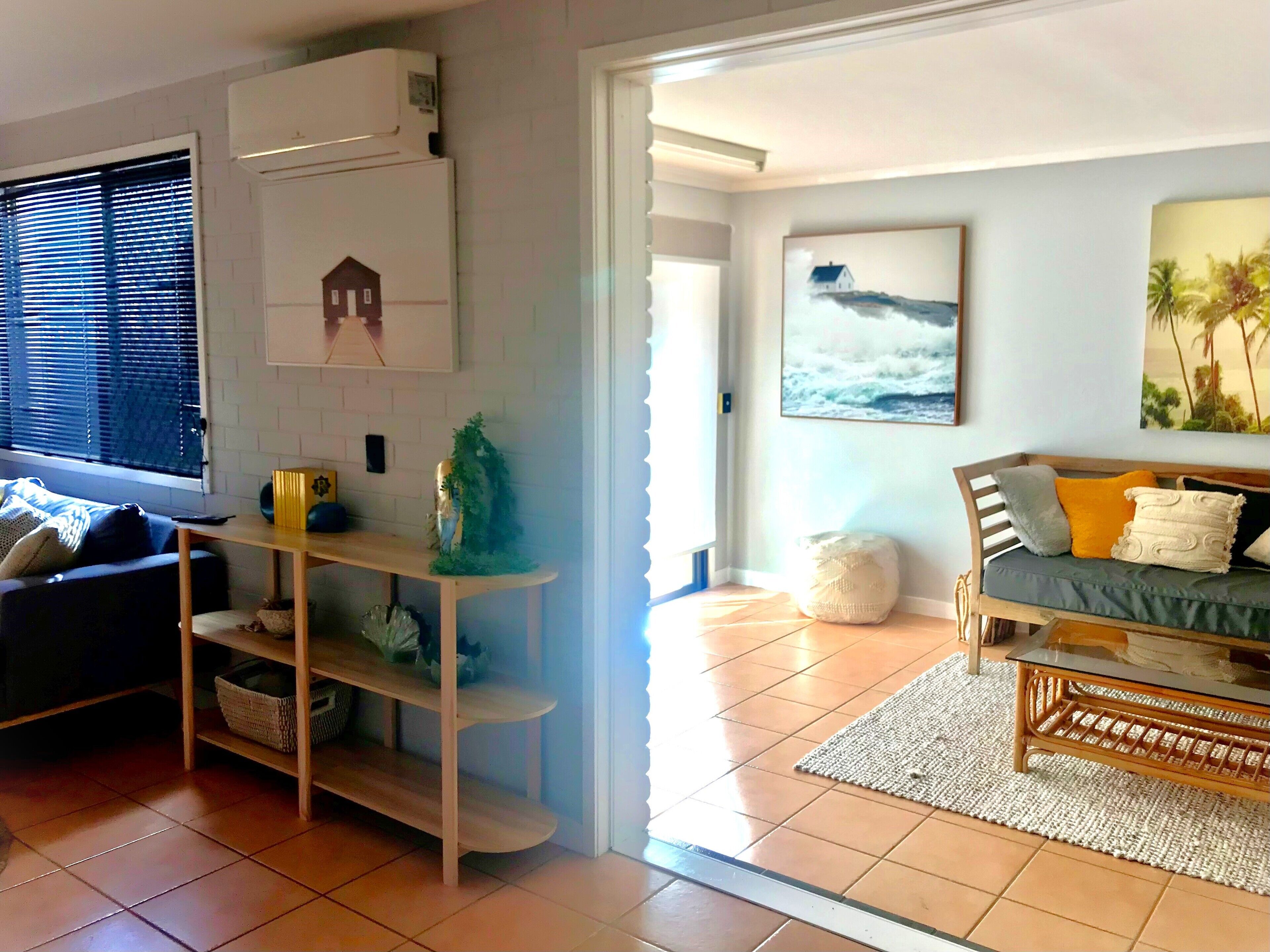 TV connectée, lecteur de DVD, livres