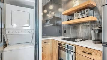Coffee/tea maker, fridge, microwave, oven