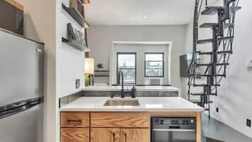 Coffee/tea maker, fridge, microwave, oven