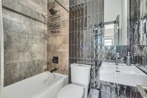 Chuveiro/banheira combinados, secador de cabelo, toalhas de banho 