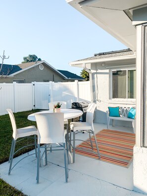 Outdoor dining - 3/2 Family Friendly Home with Heated Pool 4mi to Beaches/IMG/Blake Hospital (Bradenton)