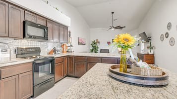 Een koelkast, een magnetron, een oven, een kookplaat