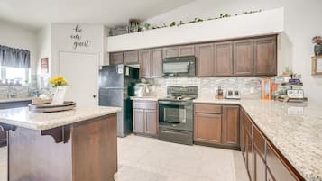 Een koelkast, een magnetron, een oven, een kookplaat