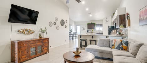 Smart-tv, bøger, stereoanlæg