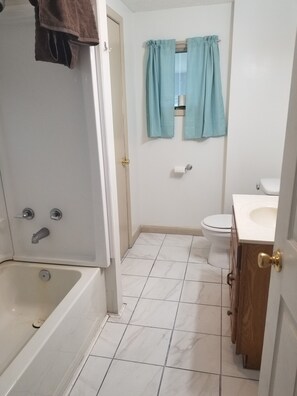 Duschwanne, Handtücher, Toilettenpapier