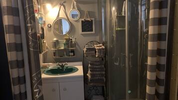 Dusche, Haartrockner, Handtücher, Seife