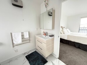 2 bedrooms, desk, iron/ironing board, WiFi