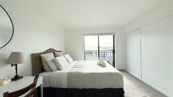 2 bedrooms, desk, iron/ironing board, WiFi