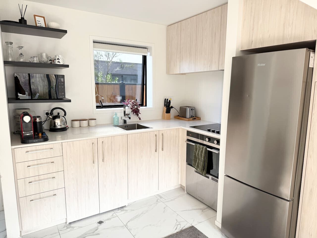 Een koelkast, een magnetron, een oven, een kookplaat