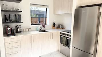 Een koelkast, een magnetron, een oven, een kookplaat