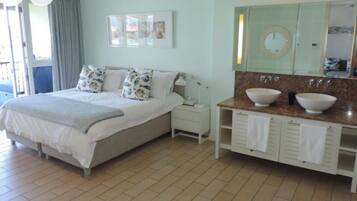 Family Apartment | 2 bedrooms, in-room safe, blackout curtains, soundproofing