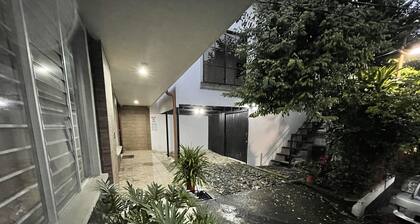 Elegante Casa de 4 Habitaciones a Solo 15 Minutos del Corazón de la Ciudad