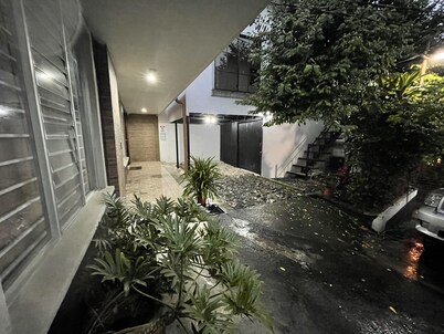 Elegante Casa de 4 Habitaciones a Solo 15 Minutos del Corazón de la Ciudad