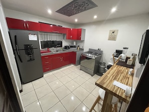 Frigorifero, microonde, forno, piano cottura