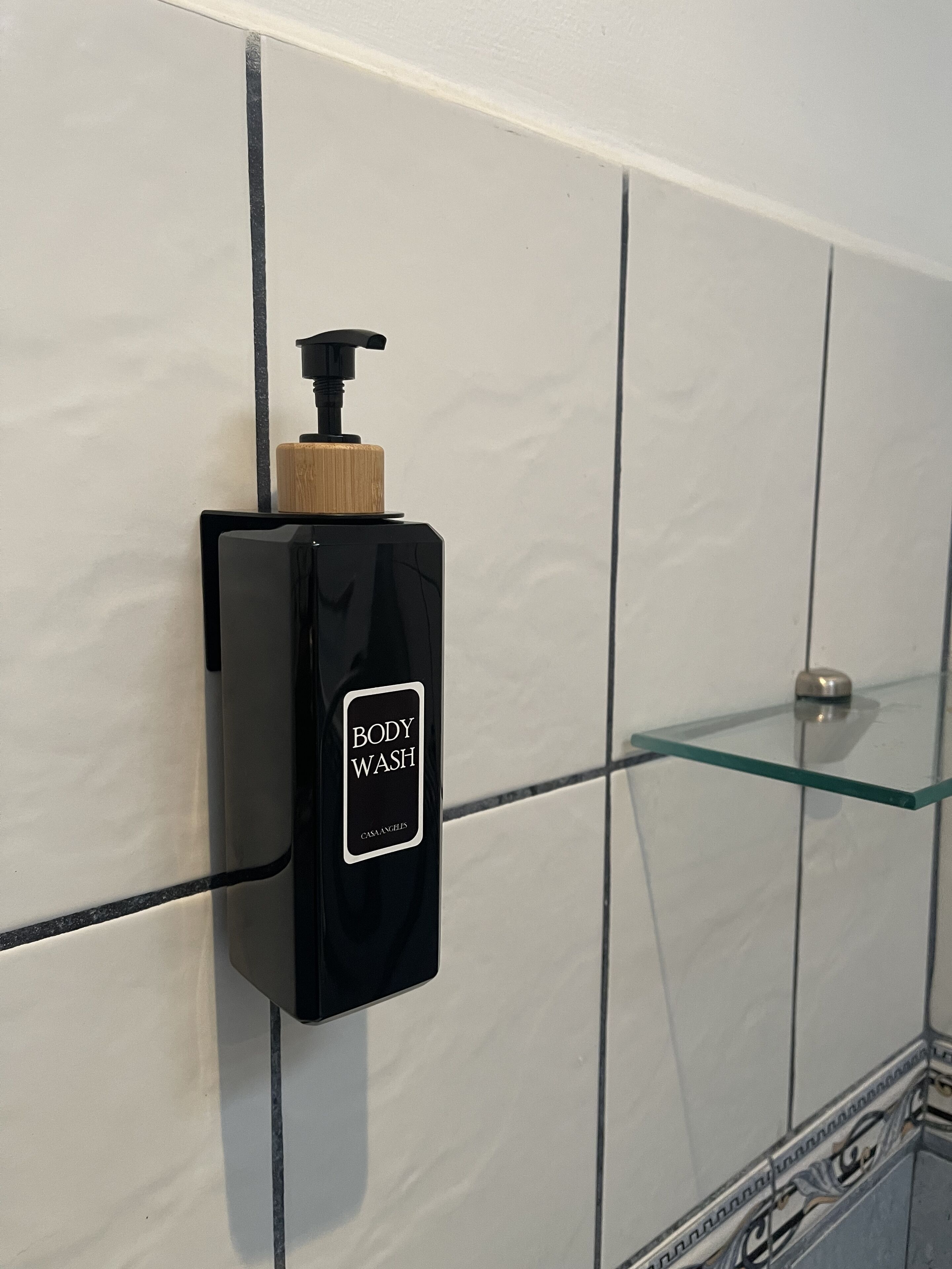 Ducha, secador de pelo, toallas y jabón