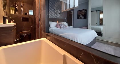 Romantic Cozy Getaway central location, shopping, food and entertainment