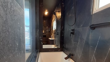 Combined shower/tub, hair dryer, bidet, towels