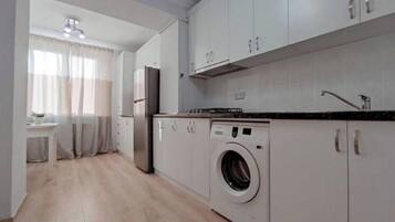 Køleskab, kogeplade, elkedel, køkkentøj/tallerkener/redskaber