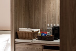 Small Double Room for single | Down comforters, free minibar, blackout drapes, iron/ironing board - Spring's Rhapsody Hotel (Taichung)