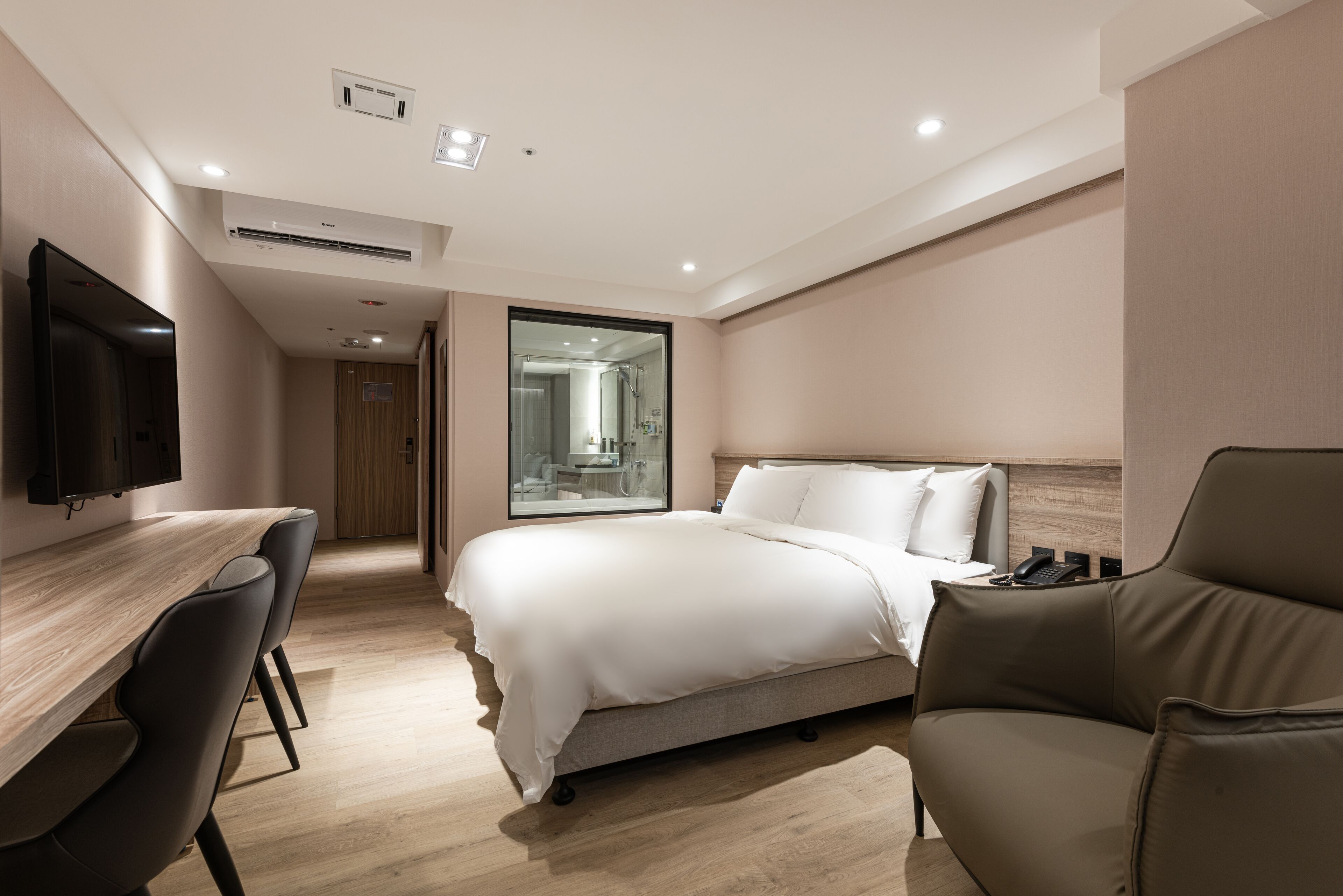 Cubrecamas, minibar con artículos gratuitos y cortinas blackout 